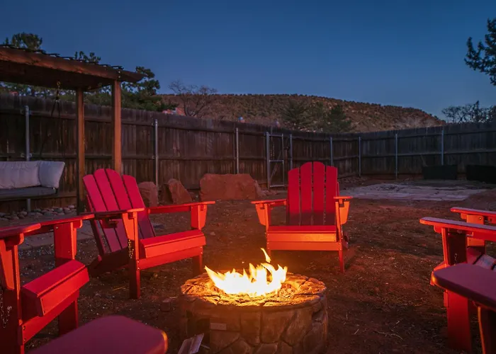 Lux Retreat - Hot Tub & Game Holiday home *
