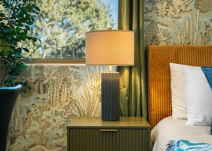 Lux Retreat - Hot Tub & Game